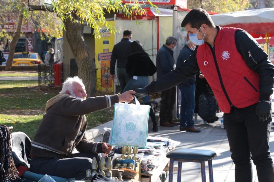 Ayakkabı boyacılarına pasta ve vitamin paketleri dağıtıldı
