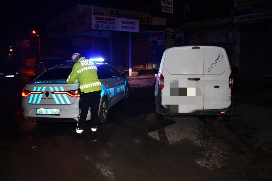 Kısıtlamada alkollü yakalanan sürücü, ceza uygulanırken koşarak kaçtı