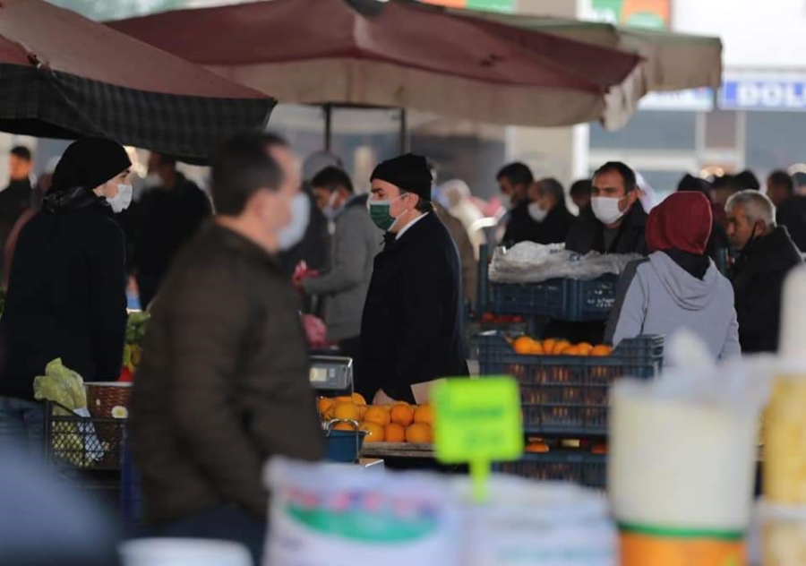 Vali Aydoğdu,tebdili kıyafetle semt pazarında koronavirüs tedbirlerini denetledi