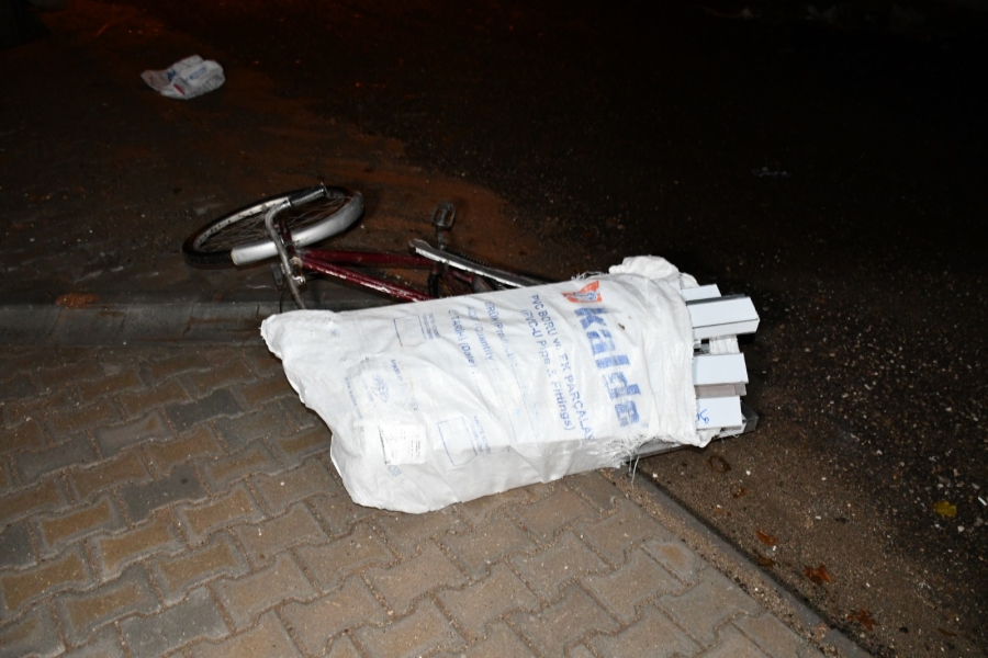 Bekçi fark etti! Çaldığı malzemeleri bisikletiyle beraber bırakarak kaçtı