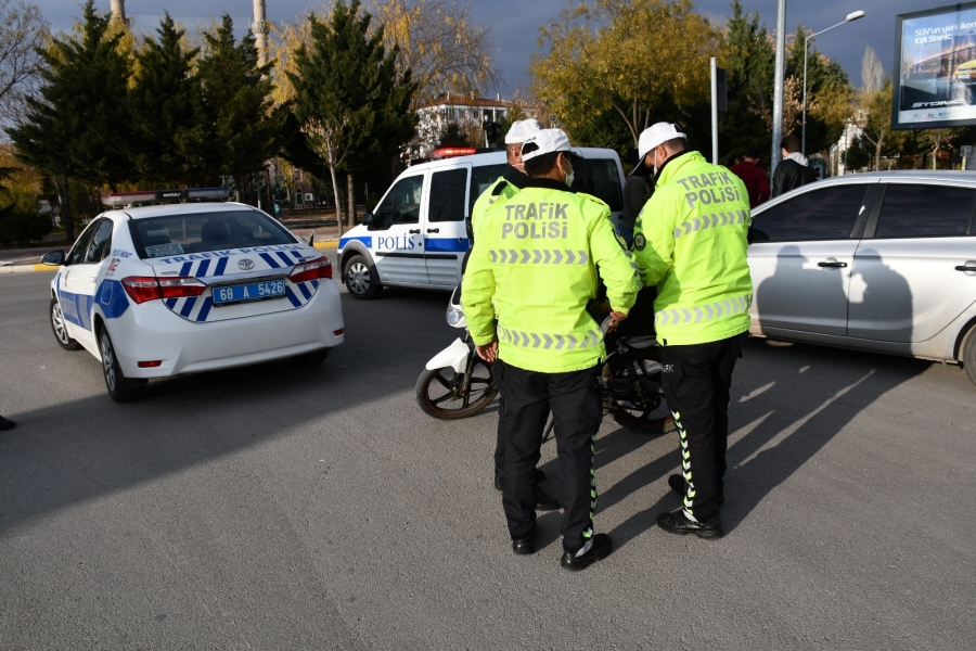 Çevreye rahatsızlık veren motosiklet sürücüsü polislere zorluk çıkarttı