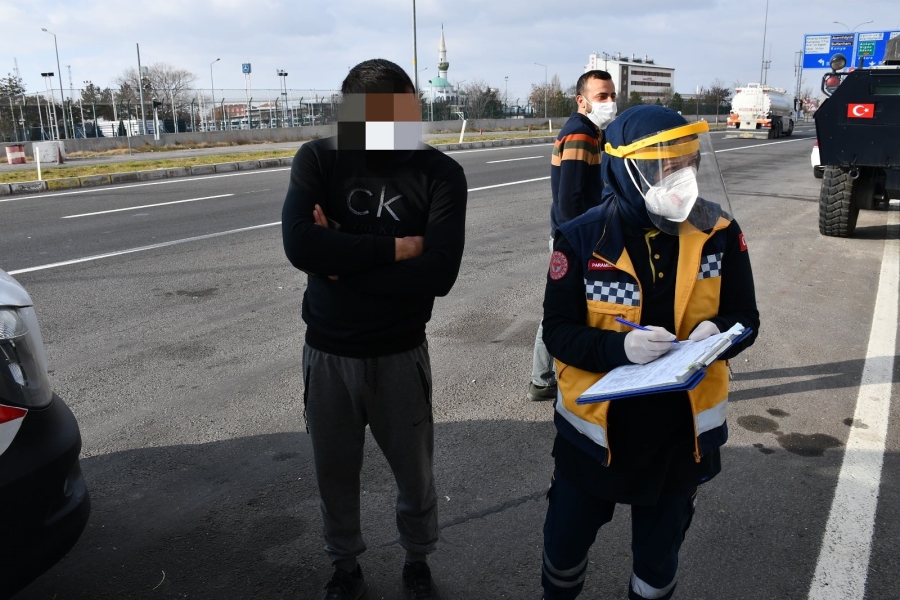 Biri pozitif diğeri ise izlenimde olan iki kardeş seyahat ederken yakalandı