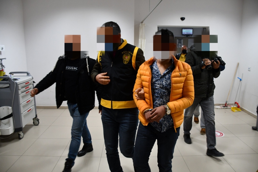  Yasağa rağmen dışarı çıkan iki genç, 