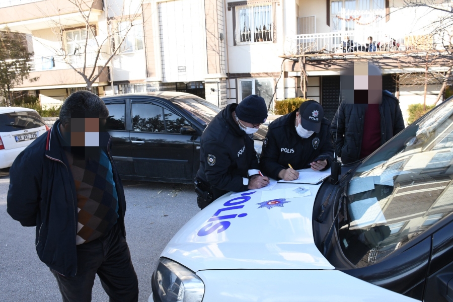 Kısıtlamaya uymayan vatandaş:Sokağa çıkmıyorum, sokakta yürüyerek gidiyorum