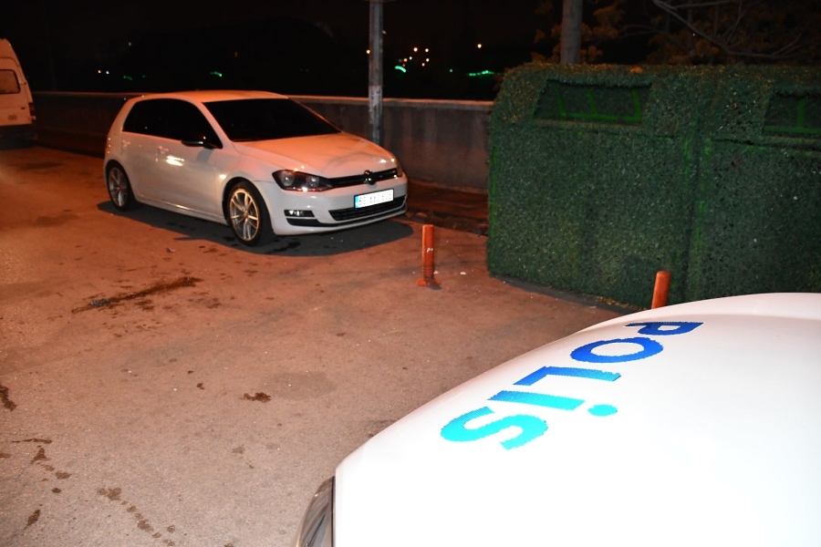 Polisi görünce araçlarını bırakıp kaçtılar
