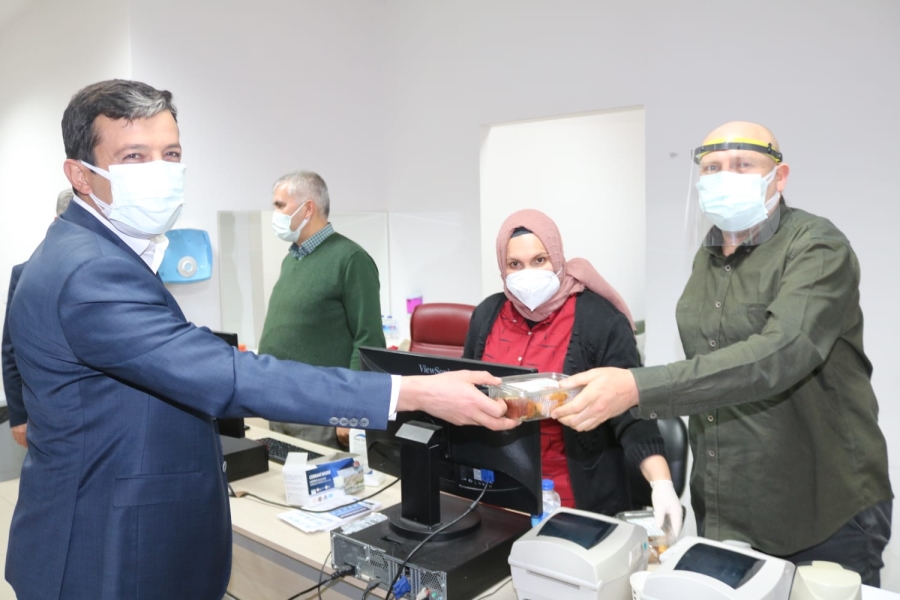 Ak heyetten sağlık çalışanları ve polislere ikram