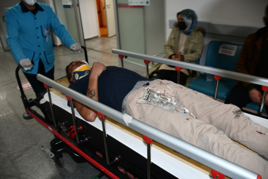 Alkollü sürücünün duvara çarptığı kazada 2 kişi yaralandı