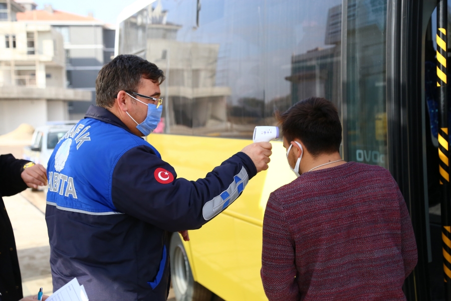 Şehir içi toplu taşıma araçları kullanan vatandaşların ateş ölçümleri yapılıyor 