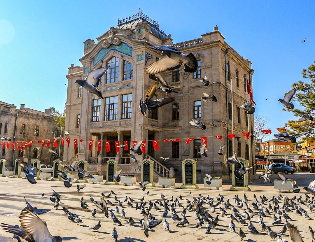 Boş meydanda aç kalan güvercinleri polis besledi