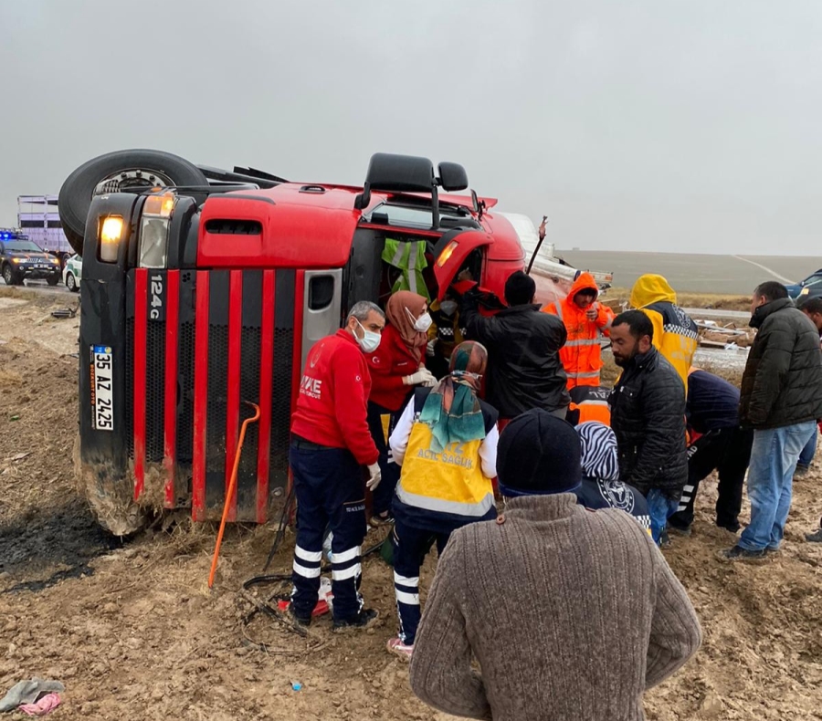 Zeytin yüklü TIR devrildi: 1 yaralı