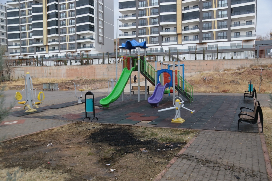 Oyun parkının zeminlerini sökerek yaktılar