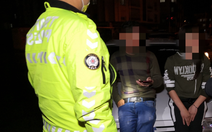 Kısıtlamaya uymayan alkollü sürücü ve kız arkadaşına 7 bin 528 TL para cezası kesildi 