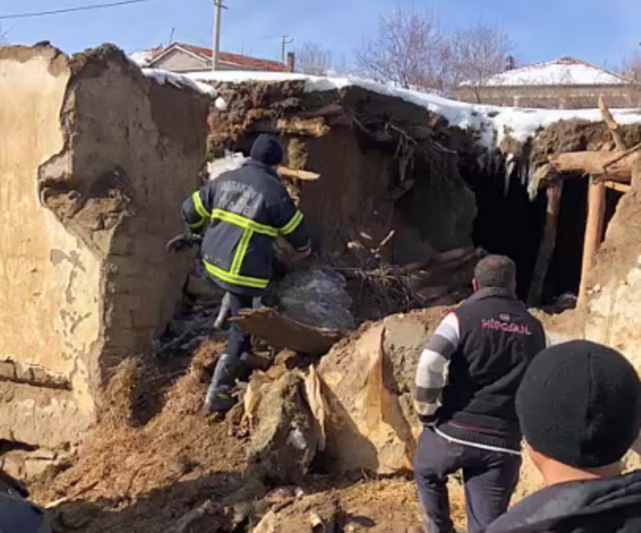 Ahırın tavanı çöktü: 1 yaralı