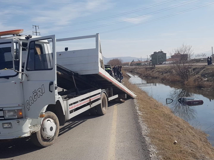 Otomobil sulama kanalına uçtu!Anne ve çocuğu son anda kurtarıldı