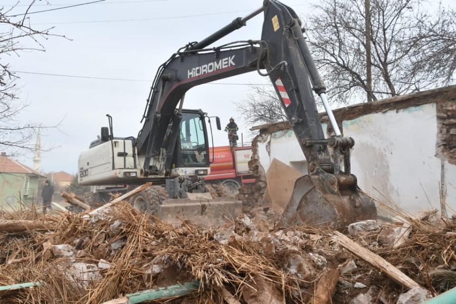 Metruk bina yıkımı sürüyor