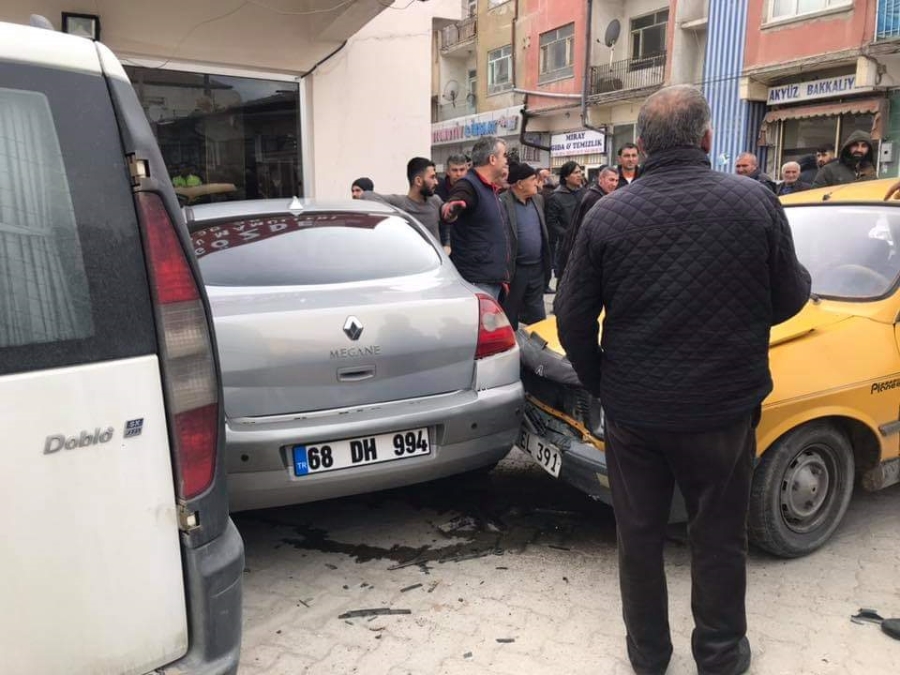 Polisten kaçtı, park halindeki 2 araca çarpıp yakalandı