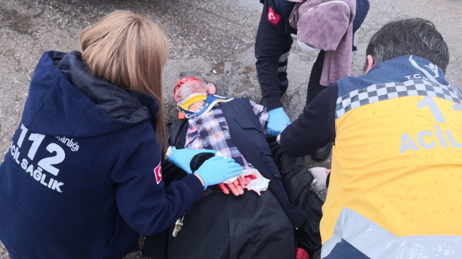 Elektrikli mopedten düşen yaşlı adam ağır yaralandı