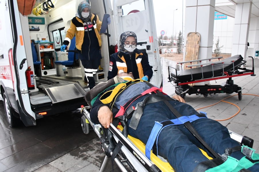 Otomobil ile traktör çarpıştı: 1 yaralı