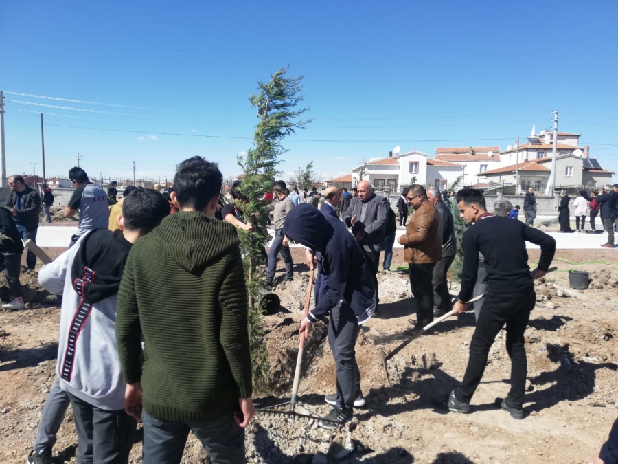 Öğretmenlerin bağışlarıyla alınan fidanlar toprakla buluştu