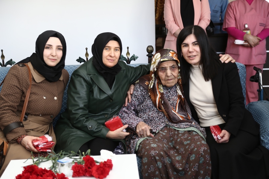 Huzurevine anlamlı ziyaret