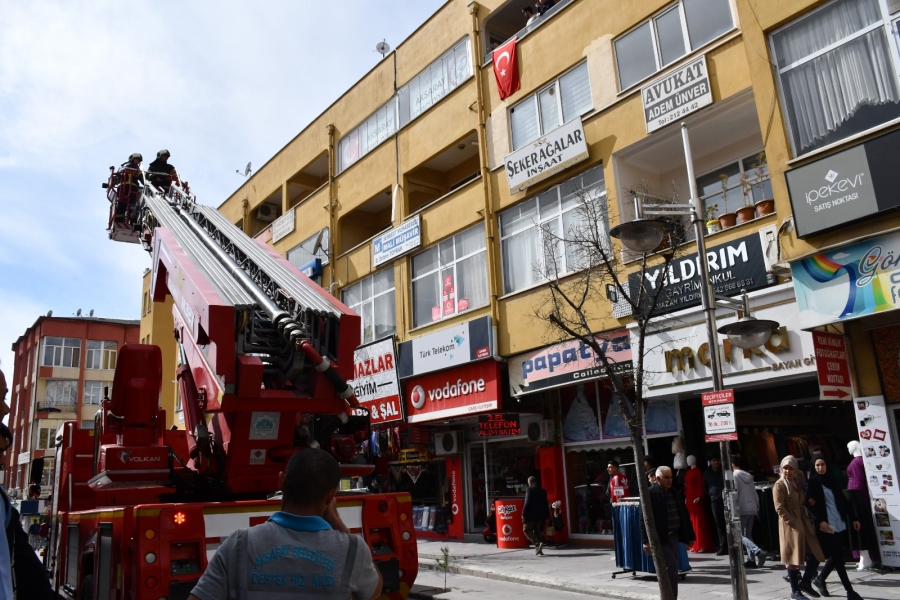 Balkonda mahsur kalan tatlı Pamuk itfaiye tarafından kurtarıldı