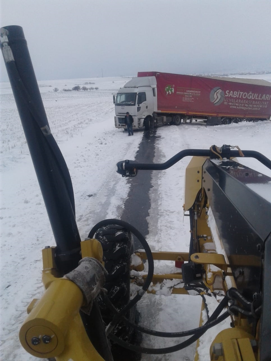 Aksaray İl Özel İdaresi Kar, Tipi ve Buzlanma ile Yoğun Bir Şekilde Mücadele Ediyor