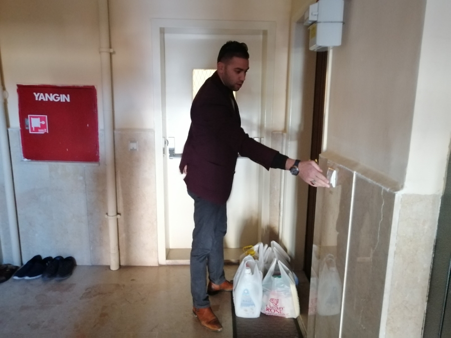 Mahalle muhtarı yaşlıları kapı kapı gezerek ihtiyaçlarını karşılıyor