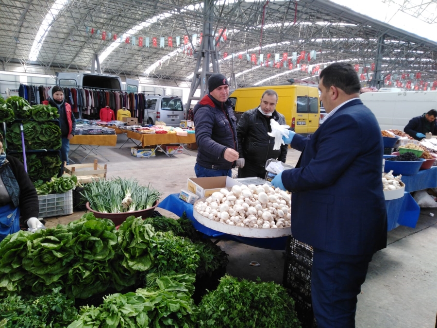 Pazar esnafına eldiven ve hijyen mendil dağıtıldı