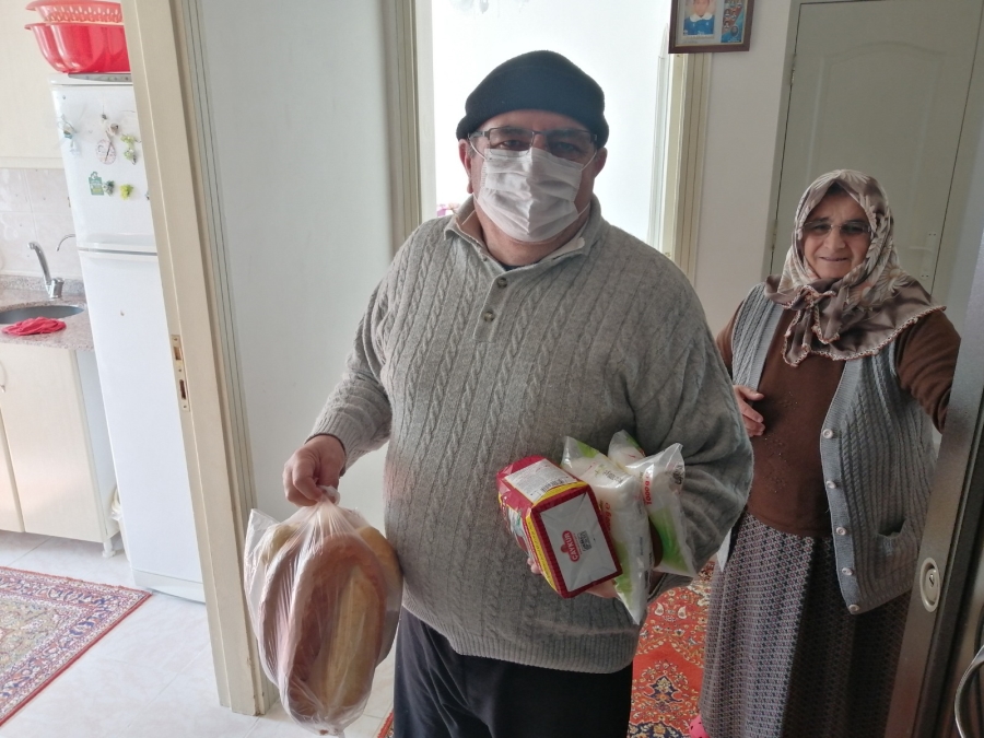 Polis ekipleri kapı kapı gezerek yaşlıların ihtiyaçlarını karşıladılar