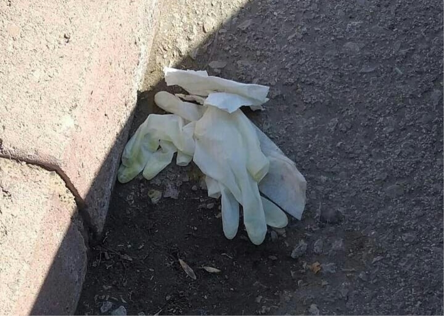 Korona önlemi diye taktılar: Yere attılar!