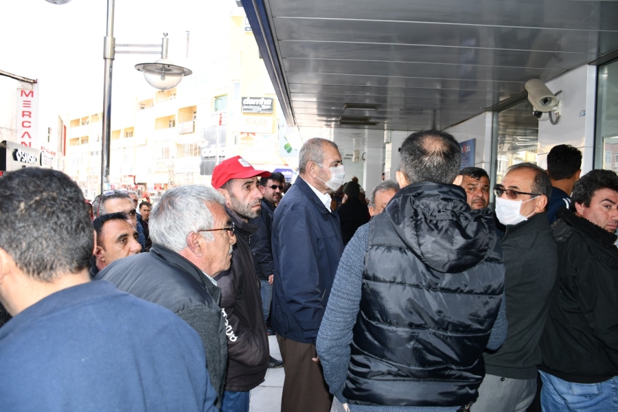 Aksaray’da polis hem kimlik kontrolü, hem de kuyrukta mesafe kontrolü yaptı