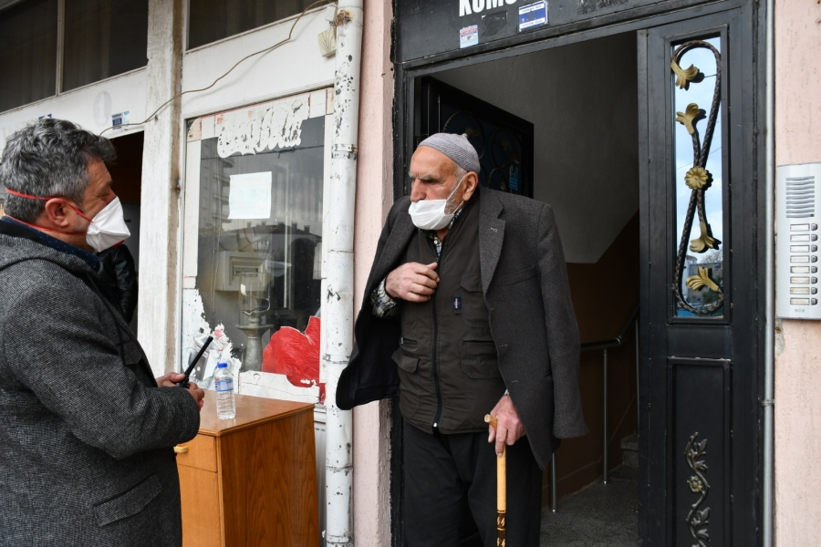 Polisi arayan yaşlı amca son anda dolandırılmaktan kurtuldu  