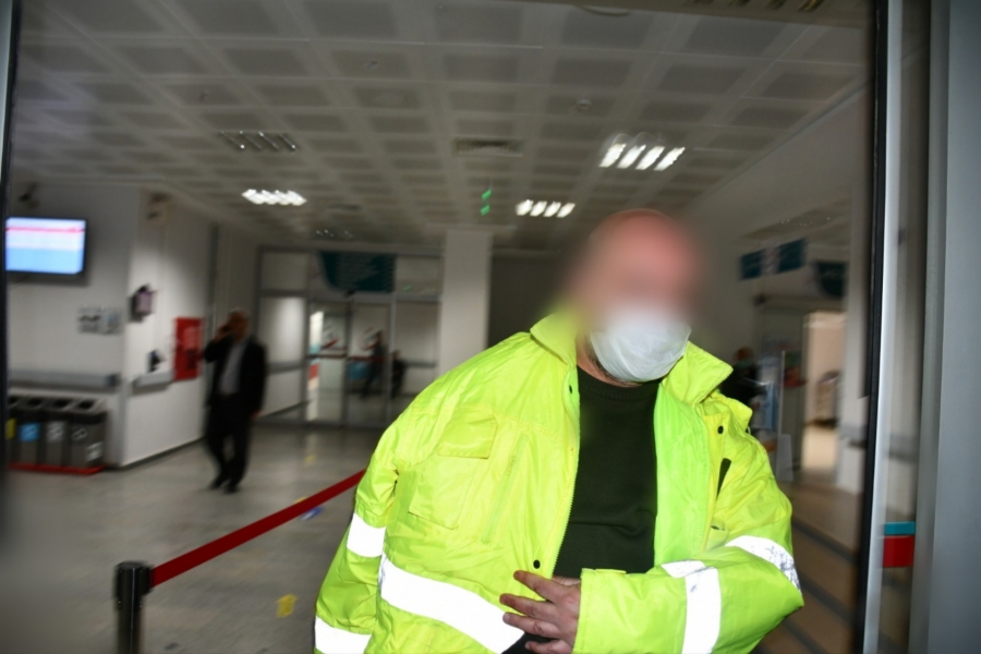 Polis memuru, canını kurtardığı genç tarafından bıçaklandı