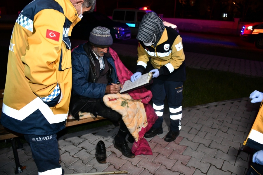 Yorganla parktaki bankta yatan yaşlı amcaya Aksaray Belediyesi sahip çıktı