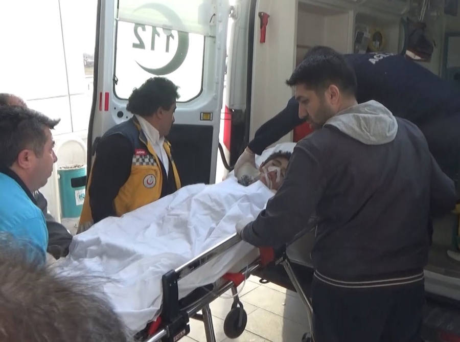 Salıncakta sallanan çocuğun boynuna ip dolandı