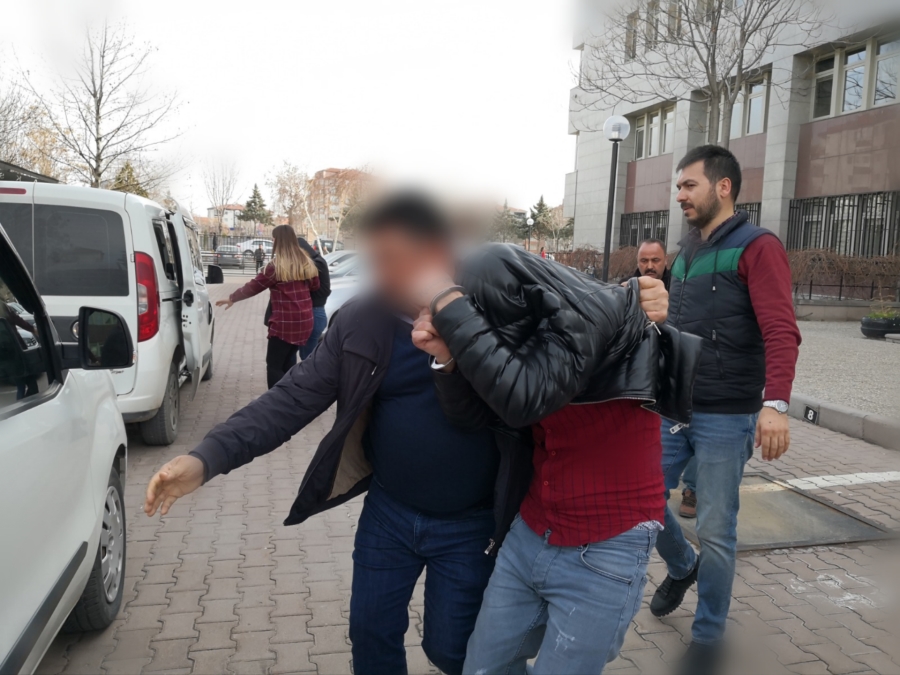 Benzin döküp otomobili yakanlar tutuklandı