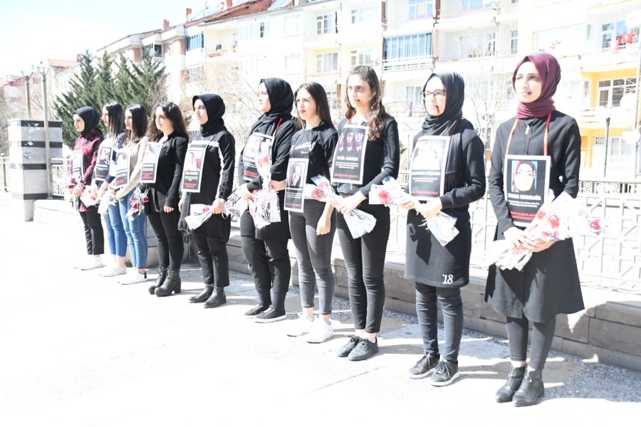 Kadınlar Gününde sessiz sergi ile farkındalık oluşturdular