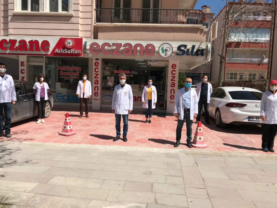 Vefat eden meslektaşları için saygı duruşunda bulundular