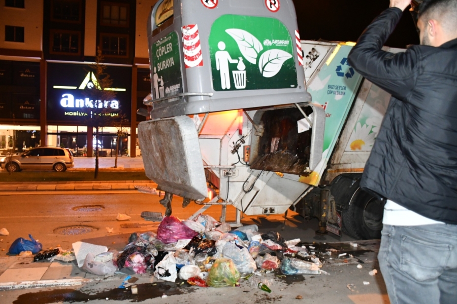 Halatı kopan çöp konteyner kapağı görevliyi yaraladı