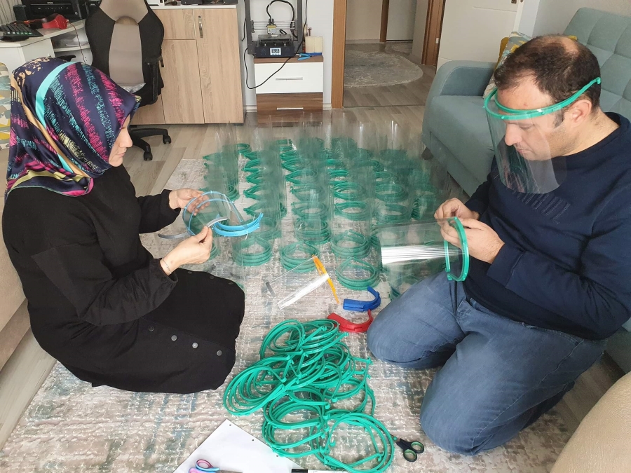 Öğretmen çiftten sağlık çalışanlarına destek