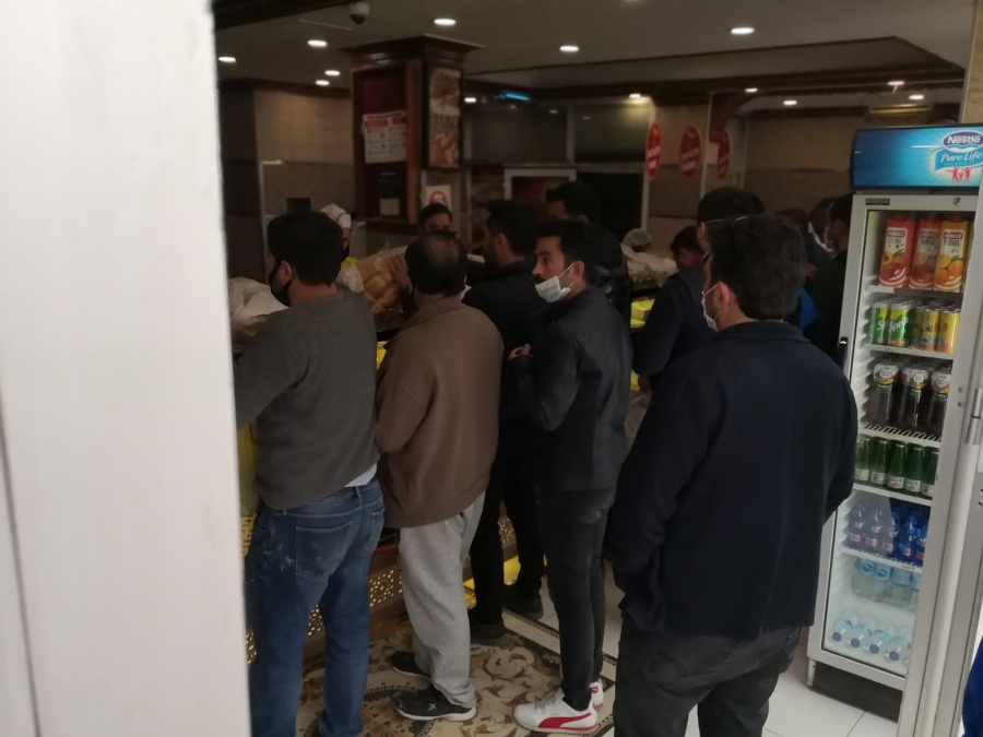 Aksaray’da Ramazan pidesi korona ve sosyal mesafeyi unutturdu 