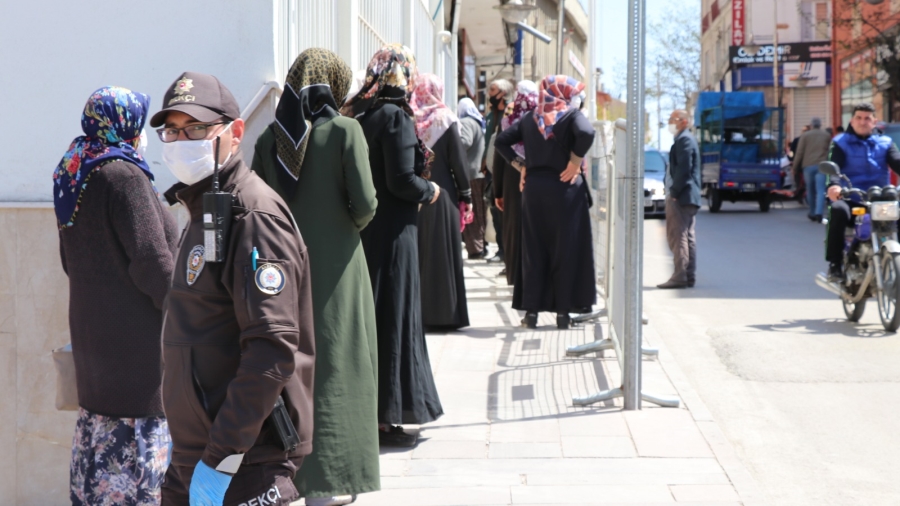 Uzun kuyruğun oluştuğu Kızılay’ın yardımı sosyal mesafe denetimi ile yapıldı