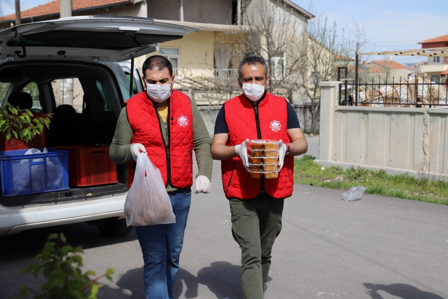 İhtiyaç sahibi ailelere sıcak yemek ikramı
