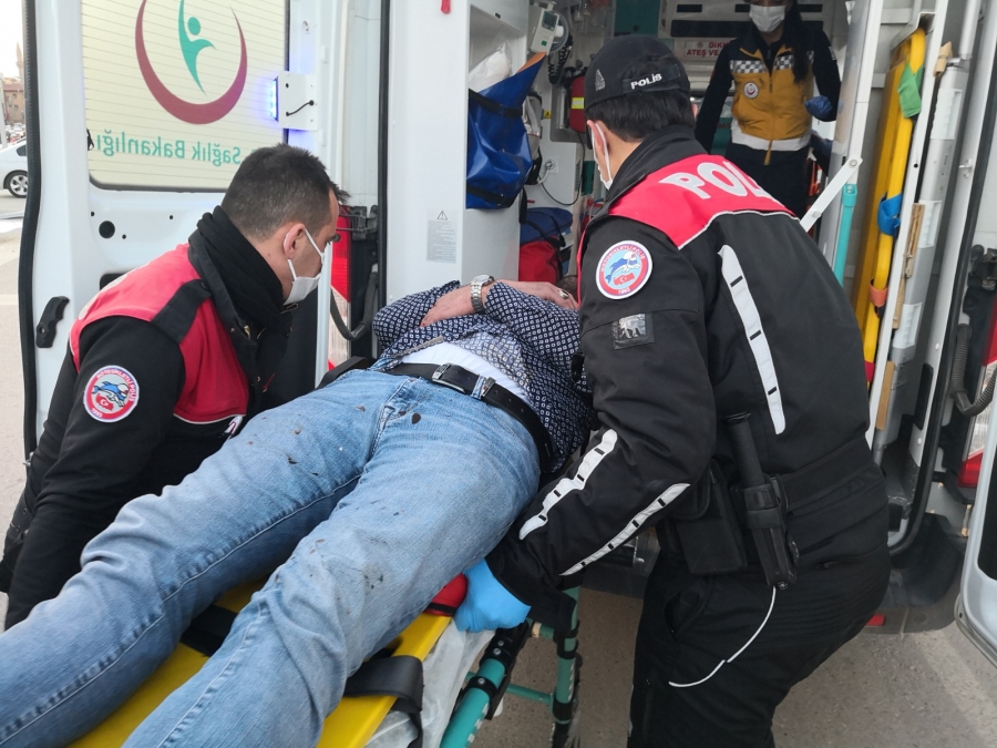 Yatırıldığı sedyeden defalarca kalkan yaralı sürücü güçlükle ikna edildi