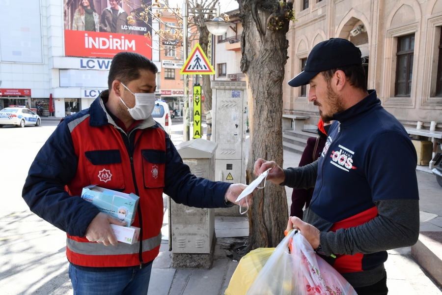Aksaray Belediyesi ücretsiz maske dağıtıyor