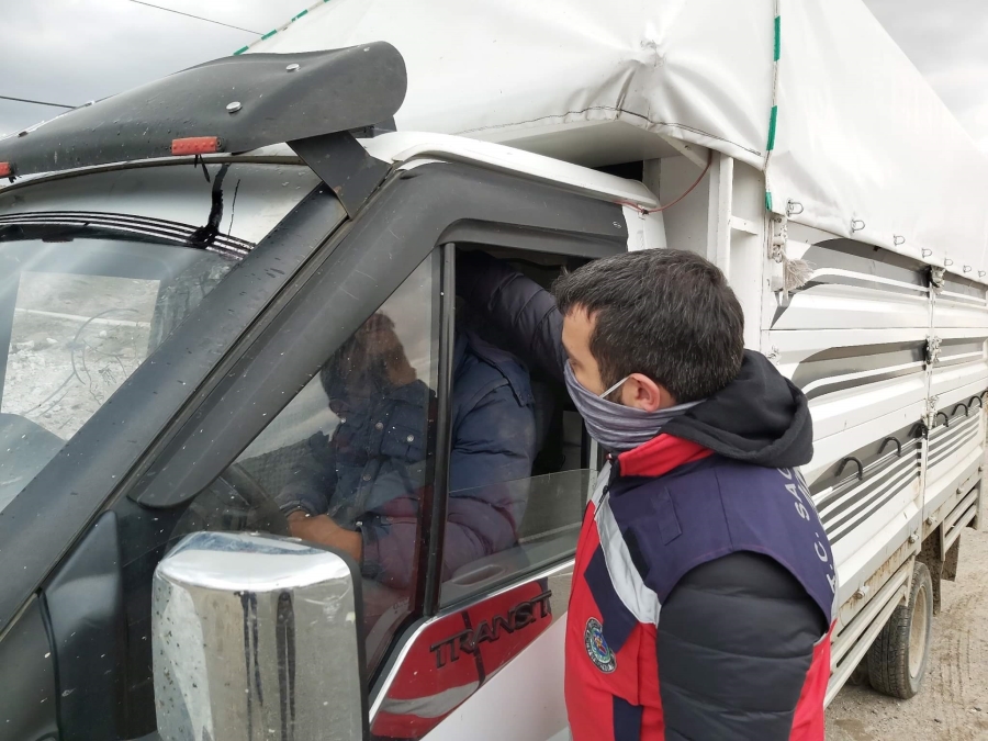Araçlar durdurularak vatandaşların ateşi ölçülüyor