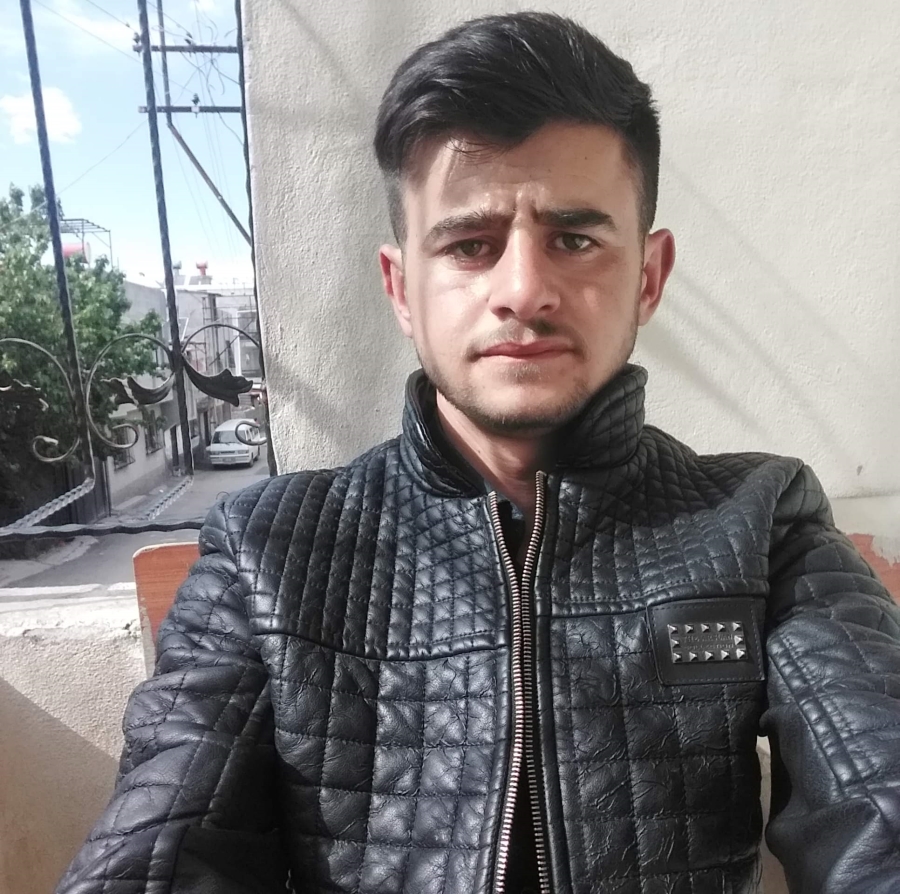 Traktöre bağlı römorkun altında kalan genç ağır yaralandı
