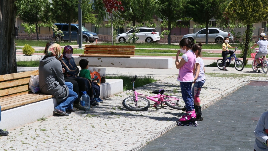 Aksaray’da sokağa çıkan çocuklar doyasıya eğlendi