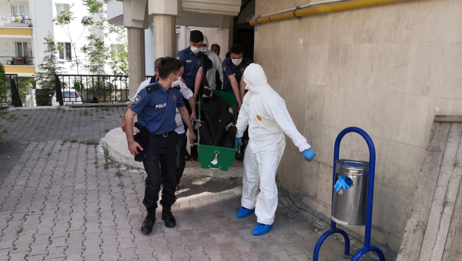 Karısını boğazından ve 4 yerinden bıçaklayarak öldürdü
