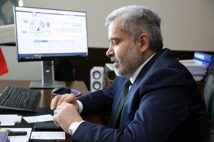 Rektör Şahin,öğrencilerle telefon görüşmesi yaparak  yaklaşan bayramlarını kutladı 